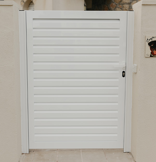 valla-puerta-aluminio-soldado-lama-miami-puerta-blanco